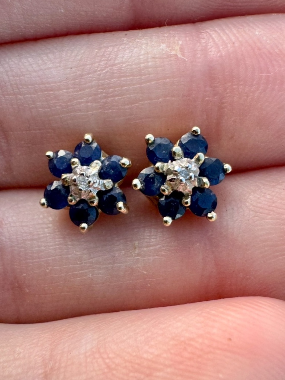 Vintage solid 10k yellow
Gold genuine sapphire/diamond flower earring’s